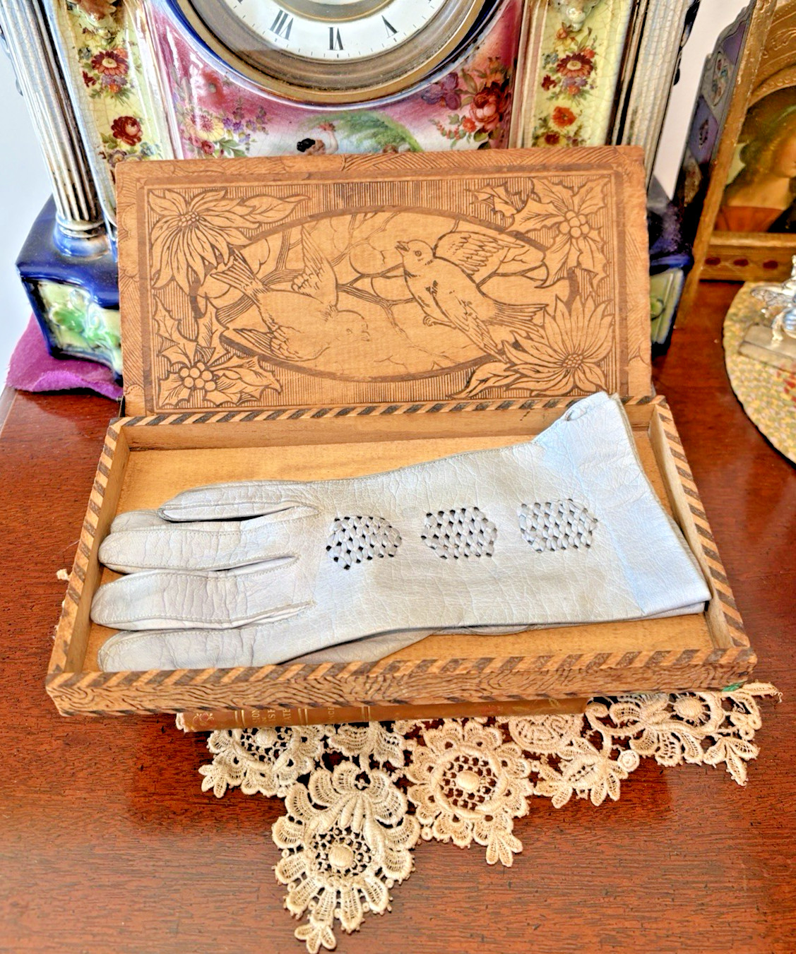 VTG 1930S ART NOUVEAU GLOVE BOX, SWEET BLUE BIRDS,PYRO, HINGED EMBOSSED,TINTED VTG 1930S ART NOUVEAU GLOVE BOX, SWEET BLUE BIRDS,PYRO, HINGED EMBOSSED,TINTED