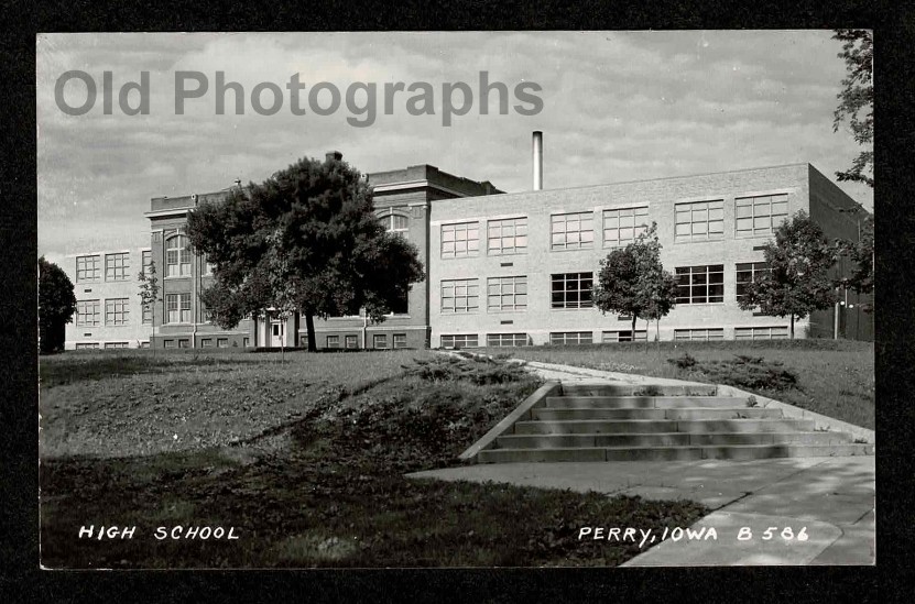 R.P.P.C. PERRY IOWA HIGH SCHOOL OLD/VINTAGE PHOTO- H802