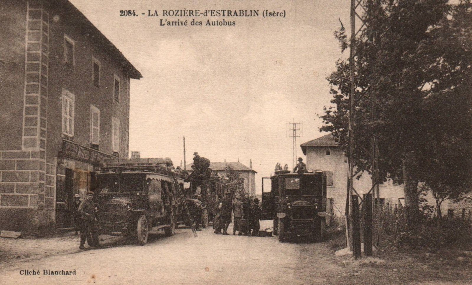 Old postcard 38 - La Roziere - d\'Estrablin (Isère) - 2084. L\'Arrivée des Buses