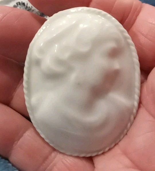 Vintage Cameo Top Of Trinket Jar Or Jewelry Box