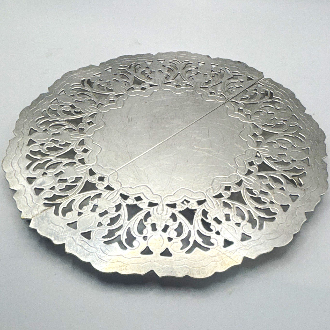 Foldable Expandable Round Silver Tone Metal Trivet w/ Pierced Floral Design Foldable Expandable Round Silver Tone Metal Trivet w/ Pierced Floral Design