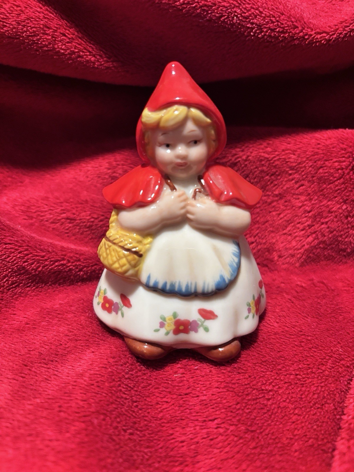 VTG Hull Pottery By Louise Baker Red Riding Hood Salt Shaker Dept 56 1940 3x2.5 VTG Hull Pottery By Louise Baker Red Riding Hood Salt Shaker Dept 56 1940 3x2.5