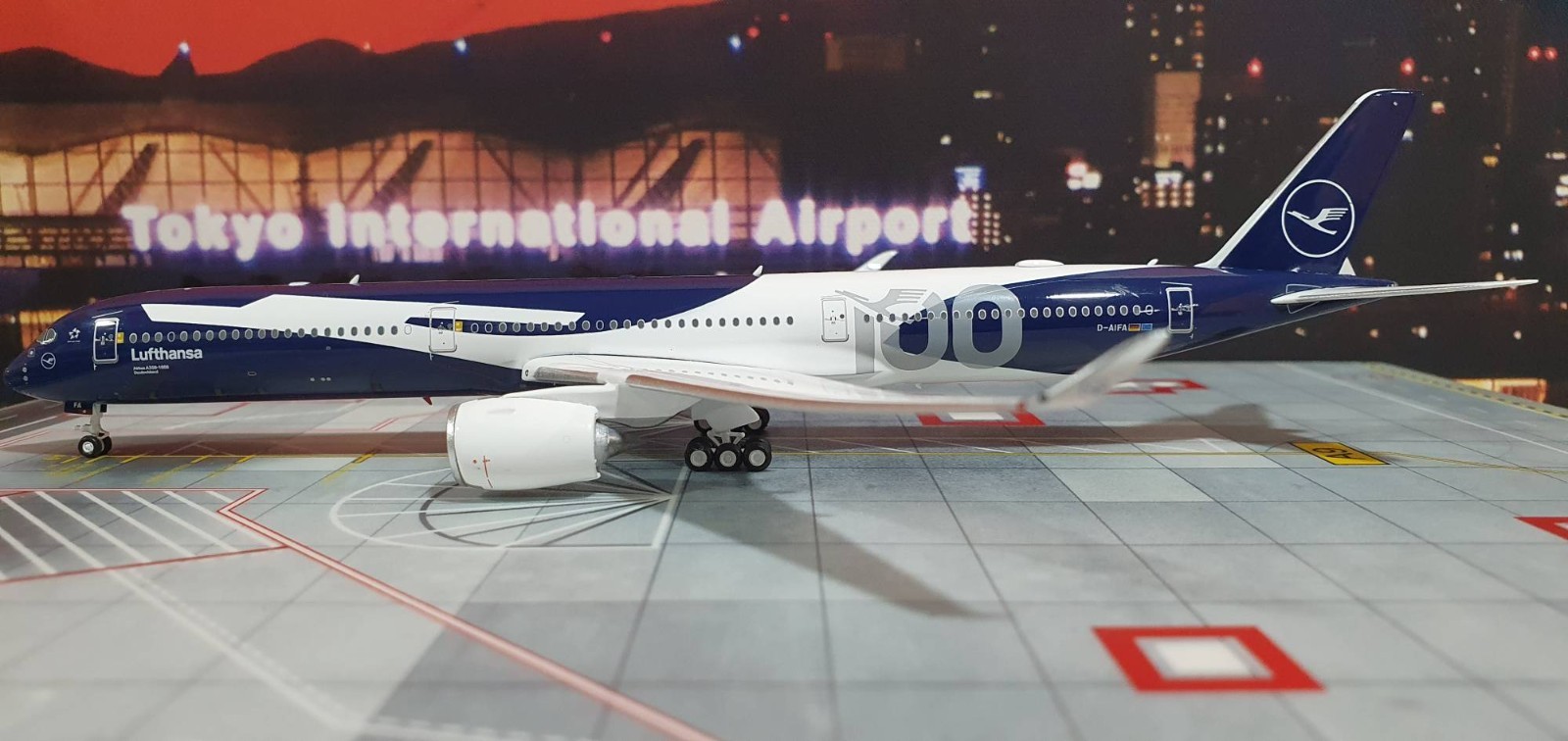Phoenix 04702 Lufthansa Airbus A350-1000 100 Yrs D-AIFA Diecast 1/400 Jet Model