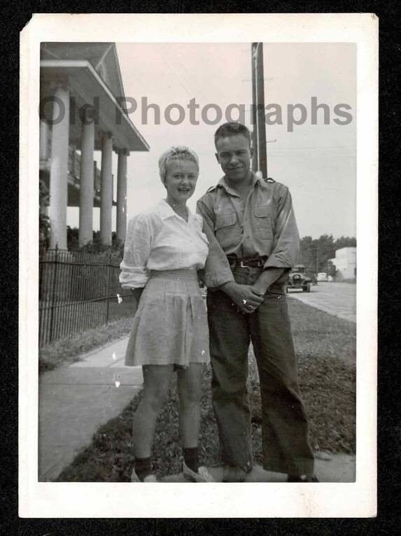 HANDSOME YOUNG COUPLE MAN PRETTY WOMAN SKIRT SIDEWALK CAR OLD/VINTAGE PHOTO-I156
