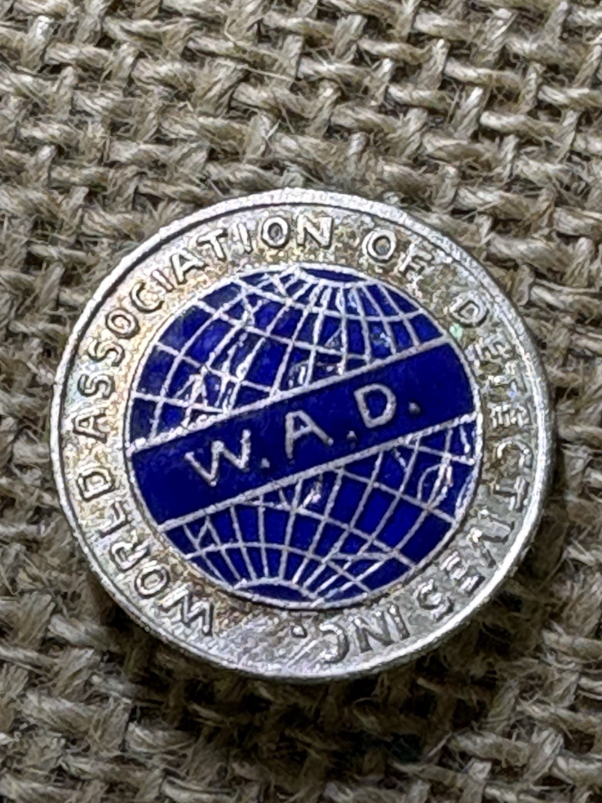 W.A.D. World Association of Detectives Inc. Lapel Pin ***READ W.A.D. World Association of Detectives Inc. Lapel Pin ***READ