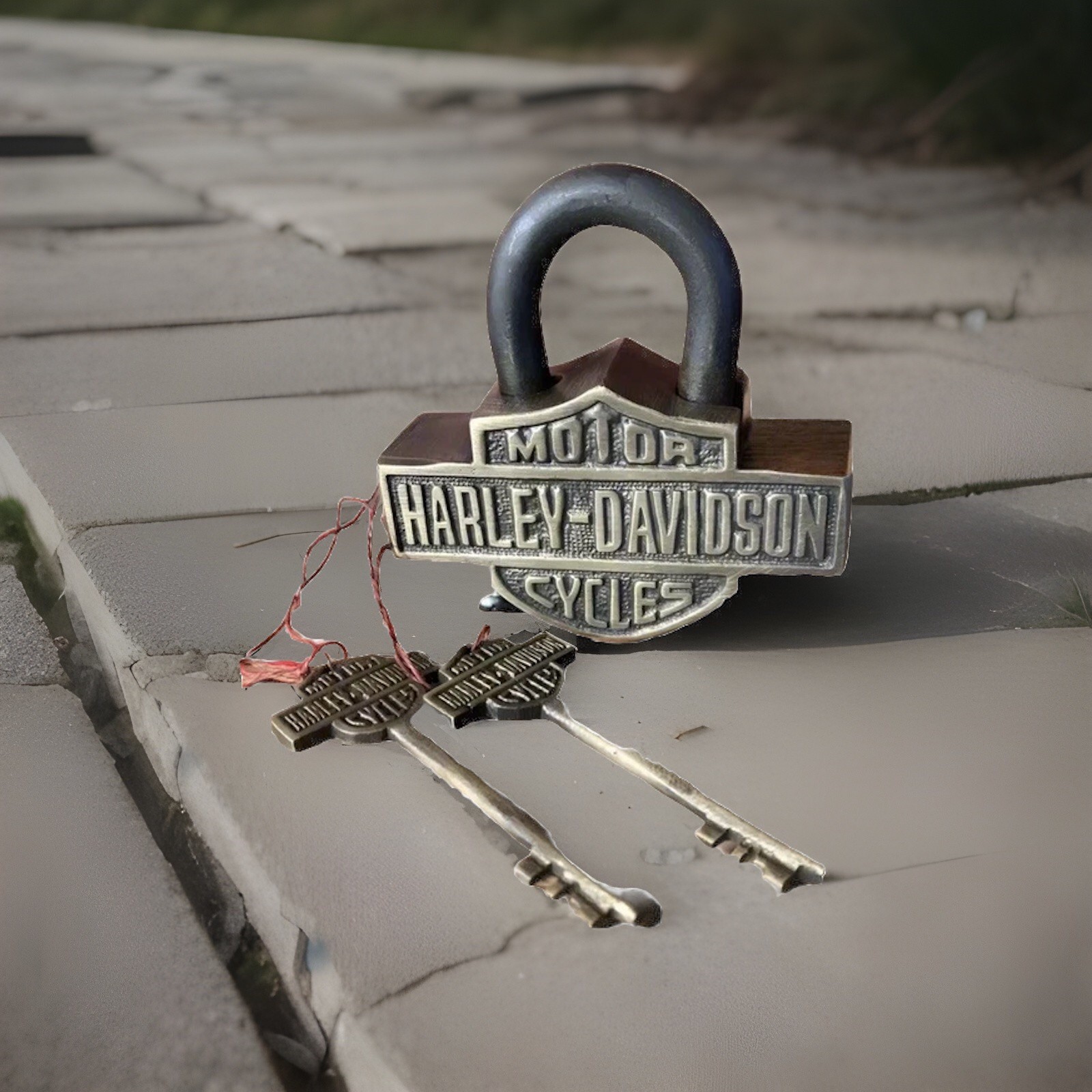 Classic Motorcycle Jumbo Padlock Vintage Antique Style With 2 Decorative Keys Classic Motorcycle Jumbo Padlock Vintage Antique Style With 2 Decorative Keys