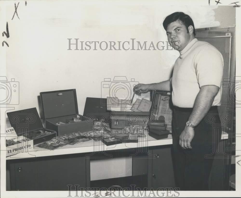 1969 Press Photo New Orleans Detective Marion Seghers displays seized raid money