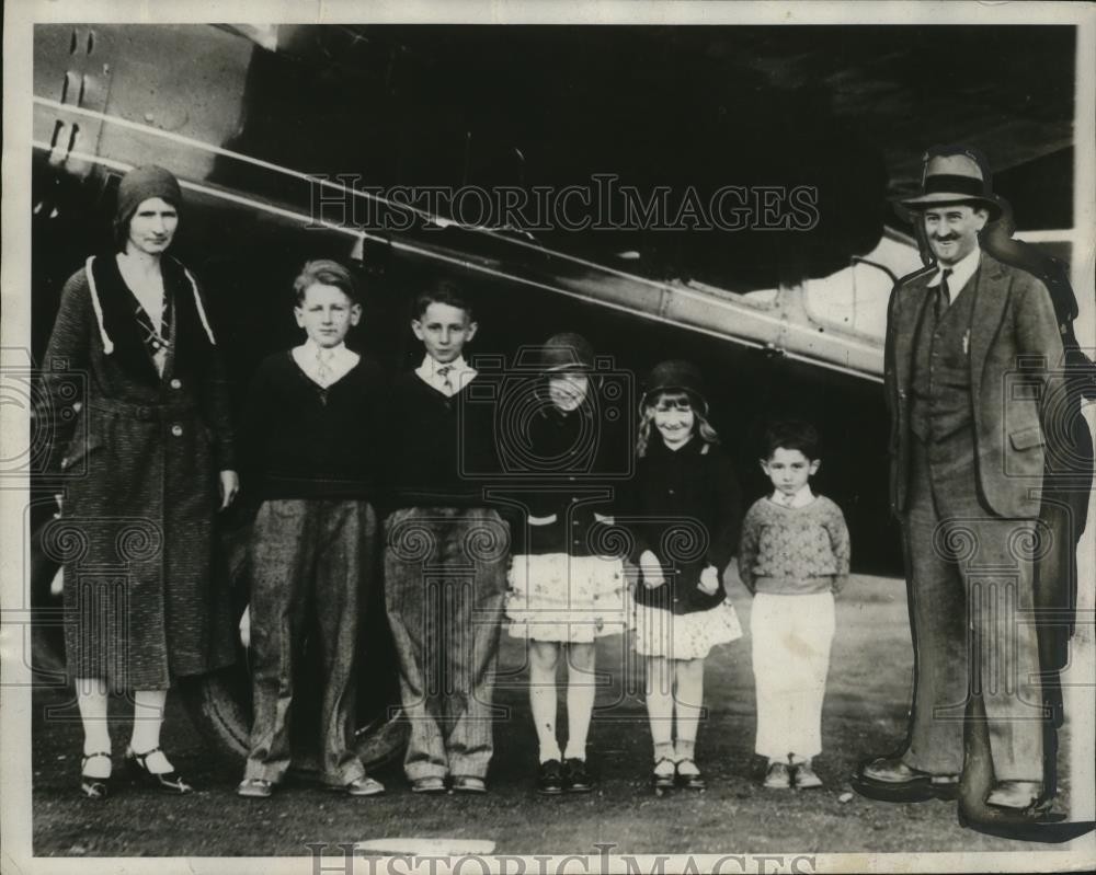 1932 Press Photo Pilots Atkinson & Kirk Killed in Crash Families Photoed Here 1932 Press Photo Pilots Atkinson & Kirk Killed in Crash Families Photoed Here