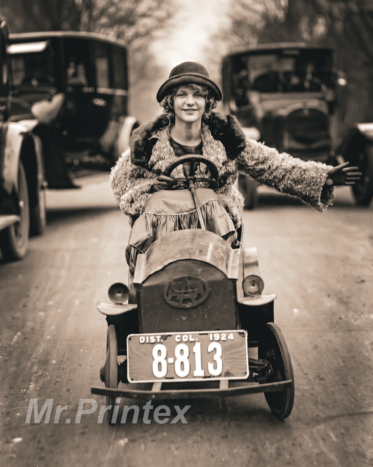 1920s Flapper Woman 💙 Vintage Car - 8x10 Publicity Photo - Collectible