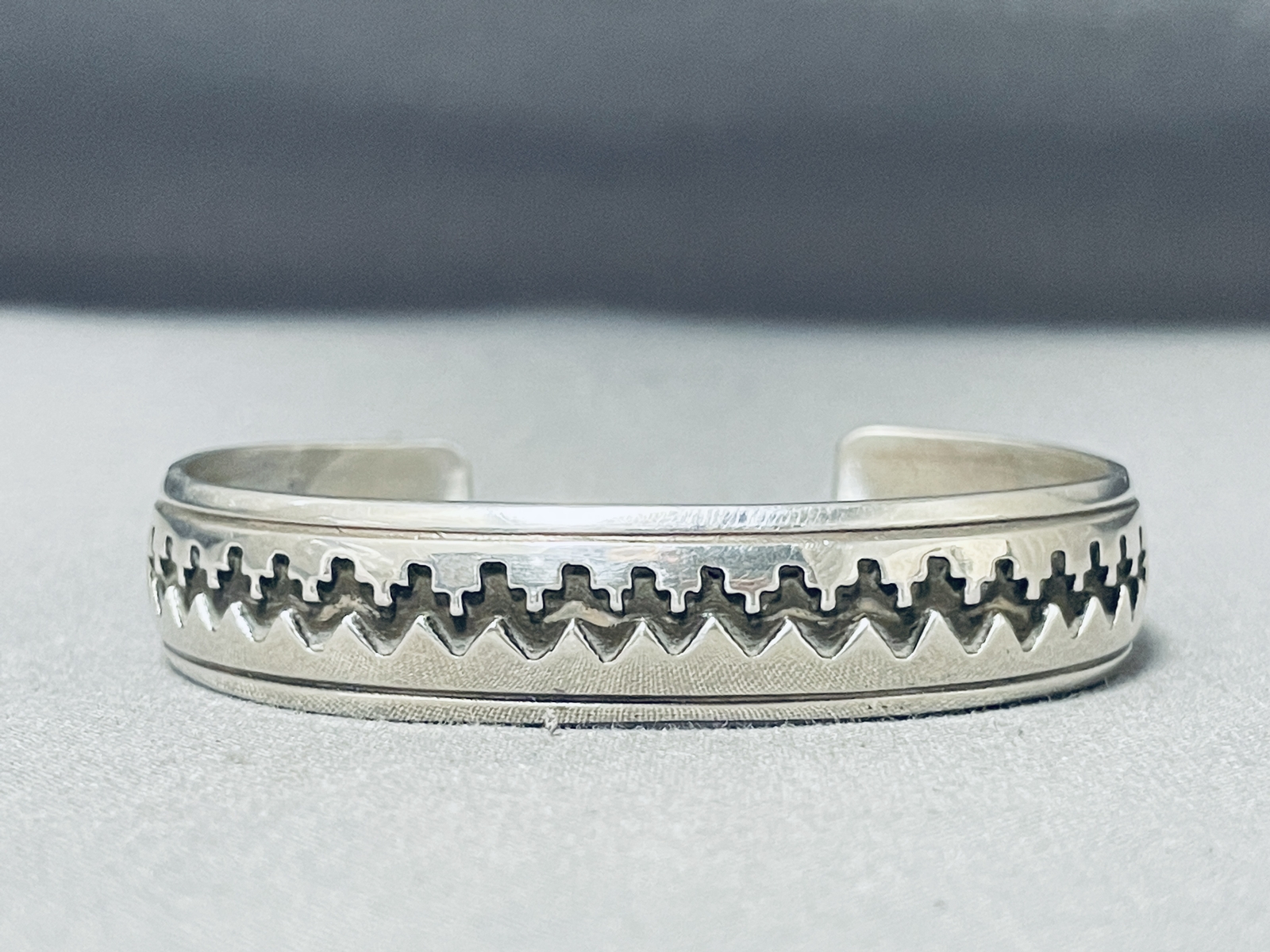 AUTHENTIC THOMAS SINGER VINTAGE NAVAJO STERLING SILVER BRACELET