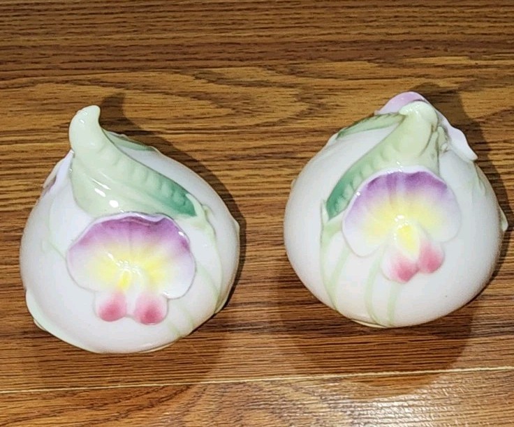 Franz Collection Sweet Pea Salt Pepper Shakers FZ00781 Floral Porcelain Set