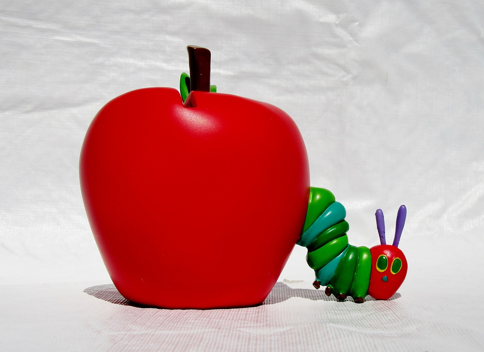 NIB ERIC CARLE\'S THE VERY HUNGRY CATERPILLAR APPLE COIN BANK BY ROMAN 4.5\ NIB ERIC CARLE\'S THE VERY HUNGRY CATERPILLAR APPLE COIN BANK BY ROMAN 4.5\