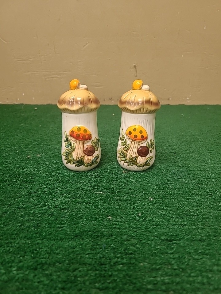 1970\'s Sears & Roebuck Merry Mushroom Salt and Pepper Shakers (BFEB-09-071)