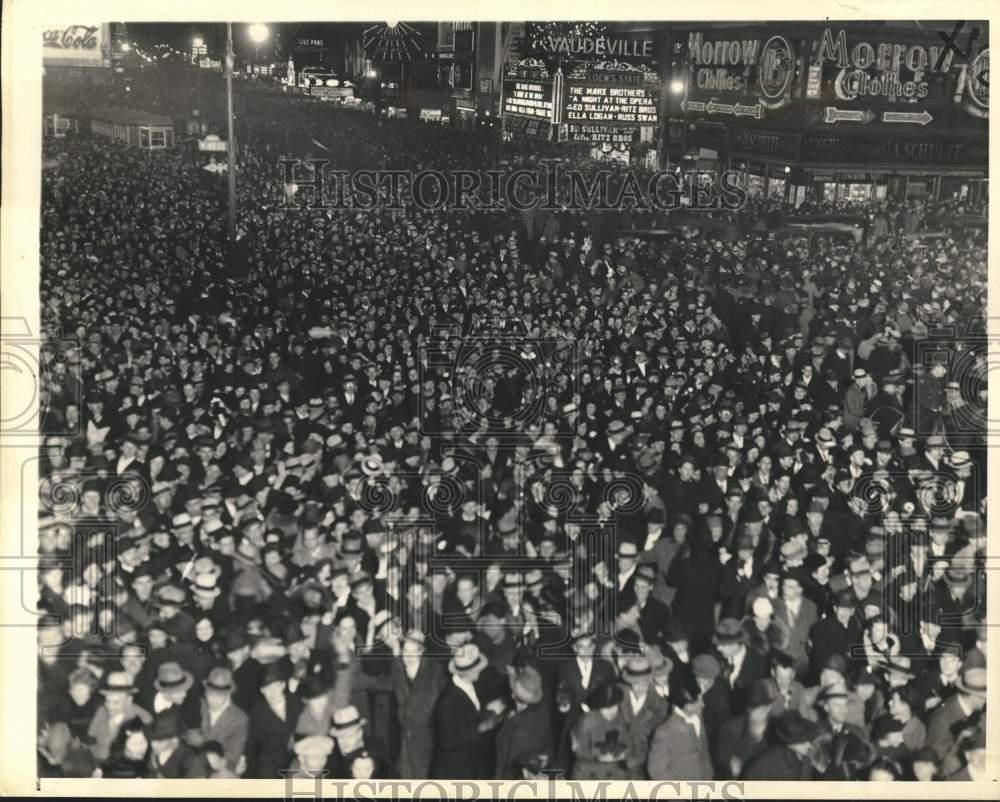 1936 Press Photo Crowd gathered in Times Square, New Year's Eve in New York 1936 Press Photo Crowd gathered in Times Square, New Year's Eve in New York