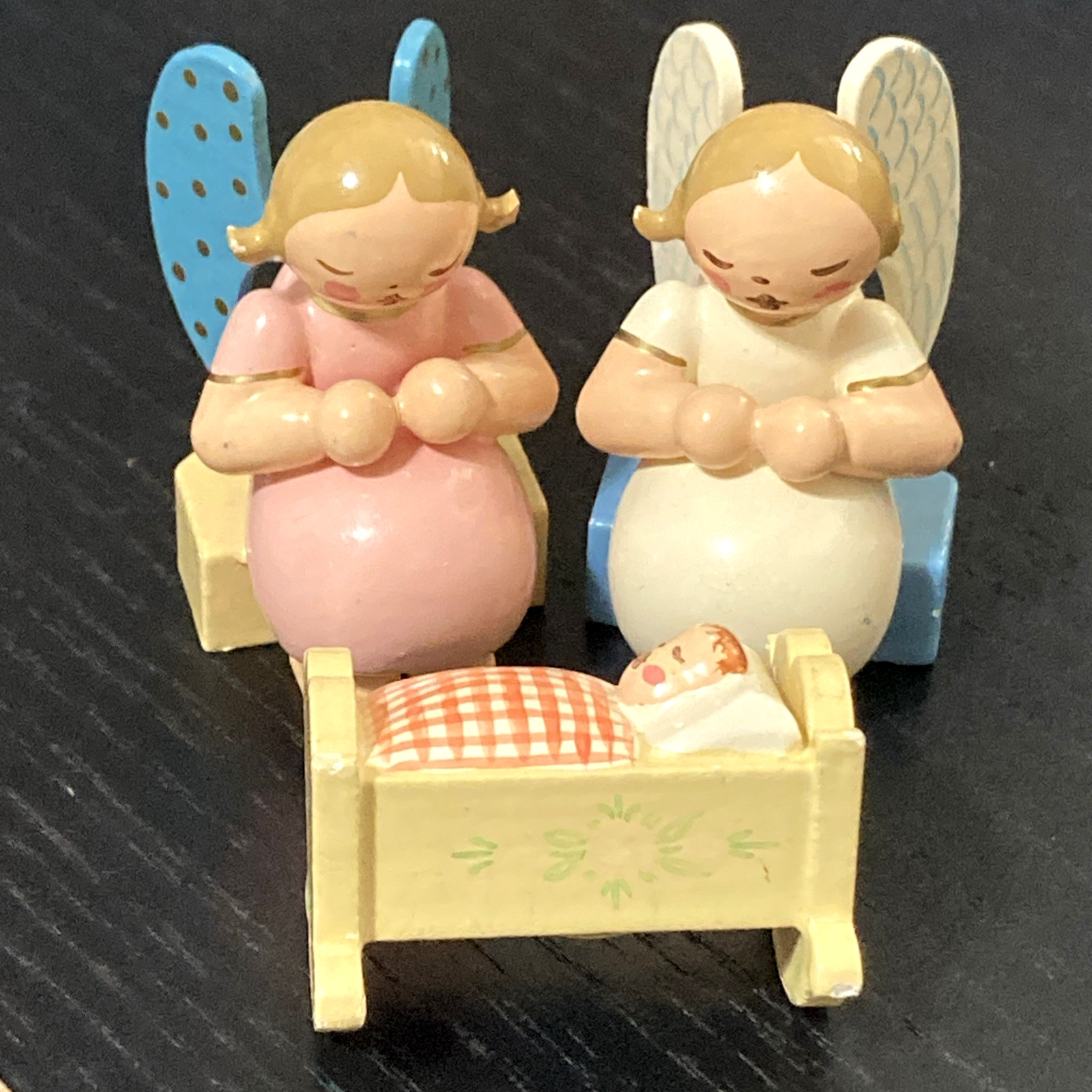 Vtg ERZGEBIRGE Wendt Kuhn Angels Praying Baby Crib Germany Christmas Figurines