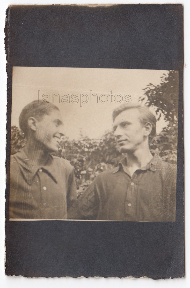 40s Handsome young men Affectionate couple Love Gaze Hugs antique photo Gay Int