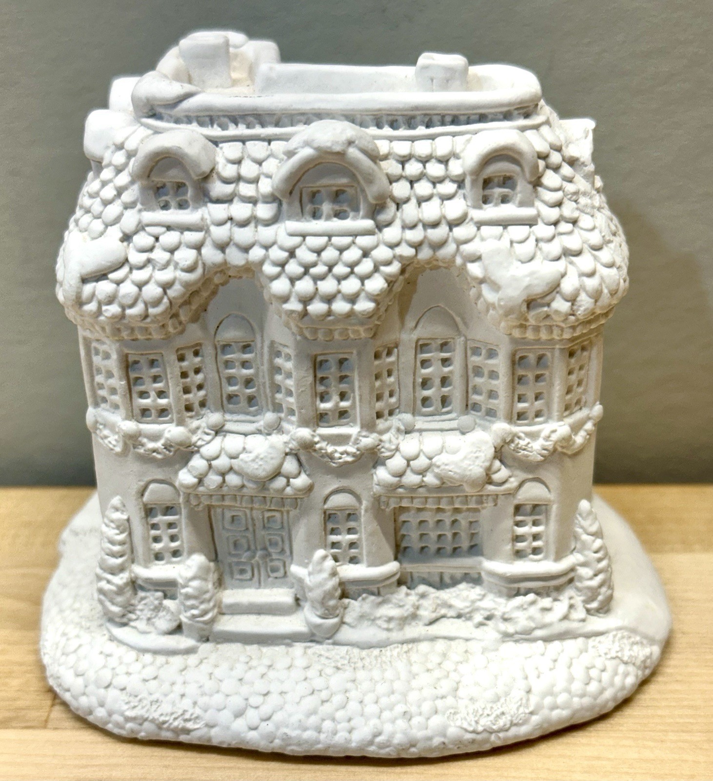 VTG Creative Crafts Heritage Inn Village Square Paintable Solid Base