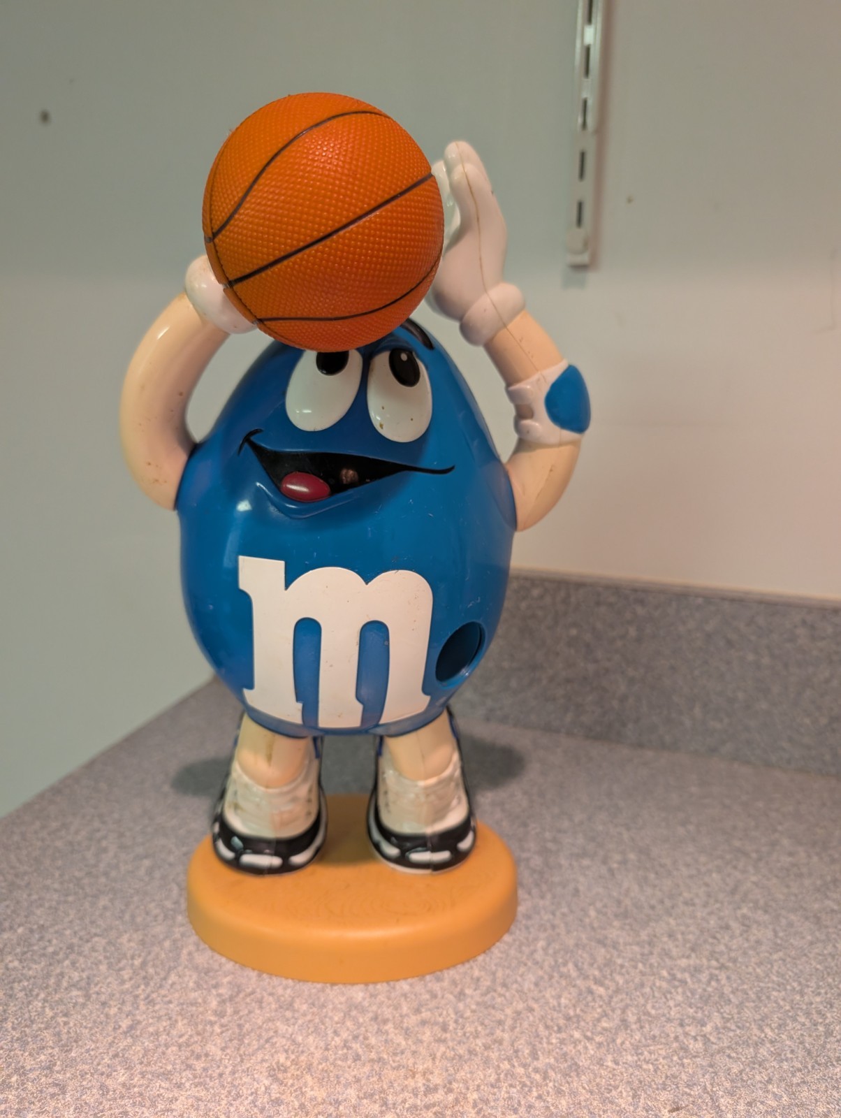 Vintage 1999 M&M Collectable Candy Dispenser Blue Peanut M&M Basketball Player Vintage 1999 M&M Collectable Candy Dispenser Blue Peanut M&M Basketball Player