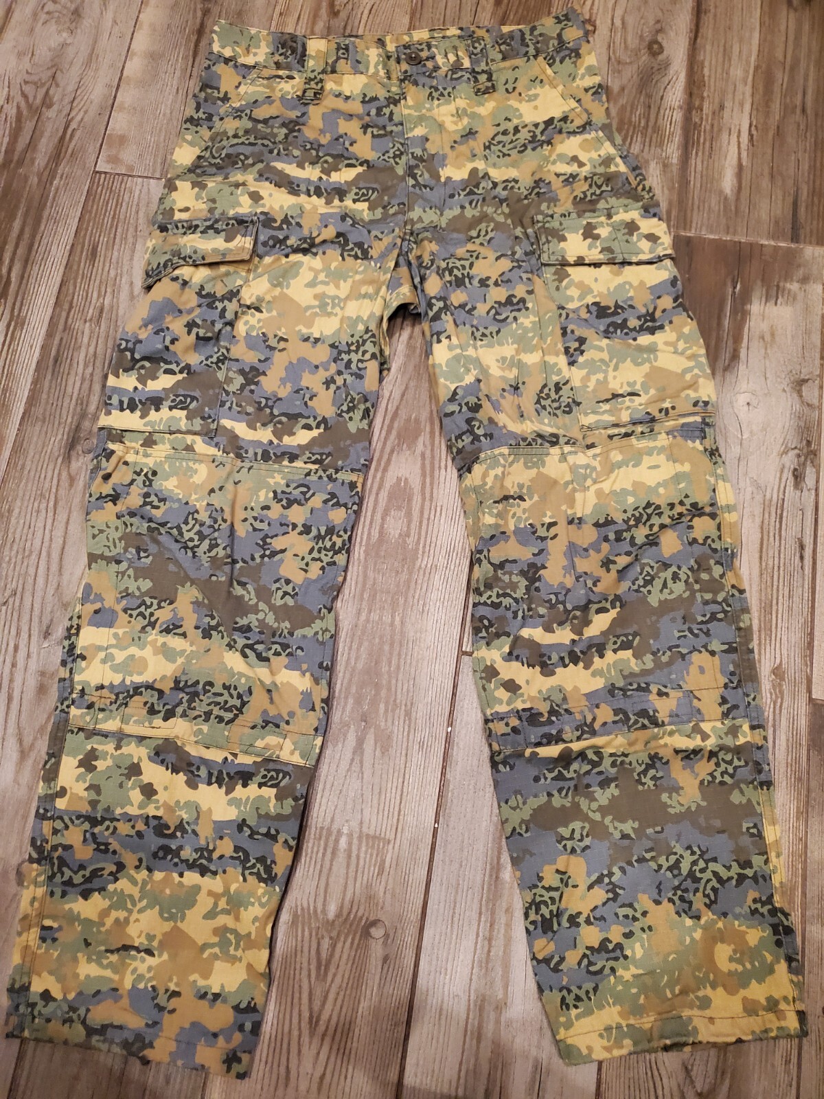 Austrian Bundesheer Tarnanzug Neu Army Camo Field Pant 96-100 V-VI. Very rare. Austrian Bundesheer Tarnanzug Neu Army Camo Field Pant 96-100 V-VI. Very rare.