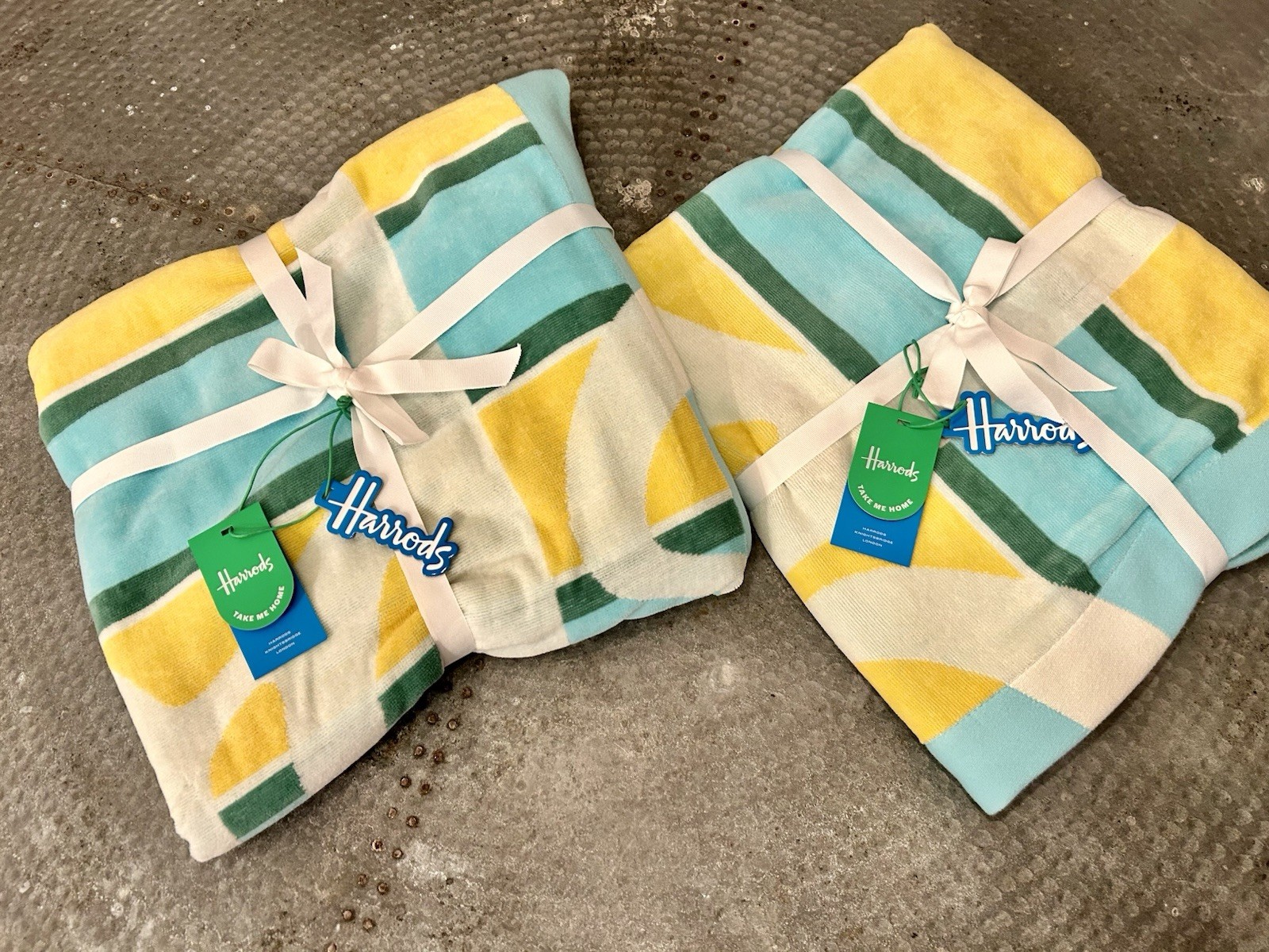 2 X Harrods Beach And Bath Towels With Bag New With Tags 2 X Harrods Beach And Bath Towels With Bag New With Tags