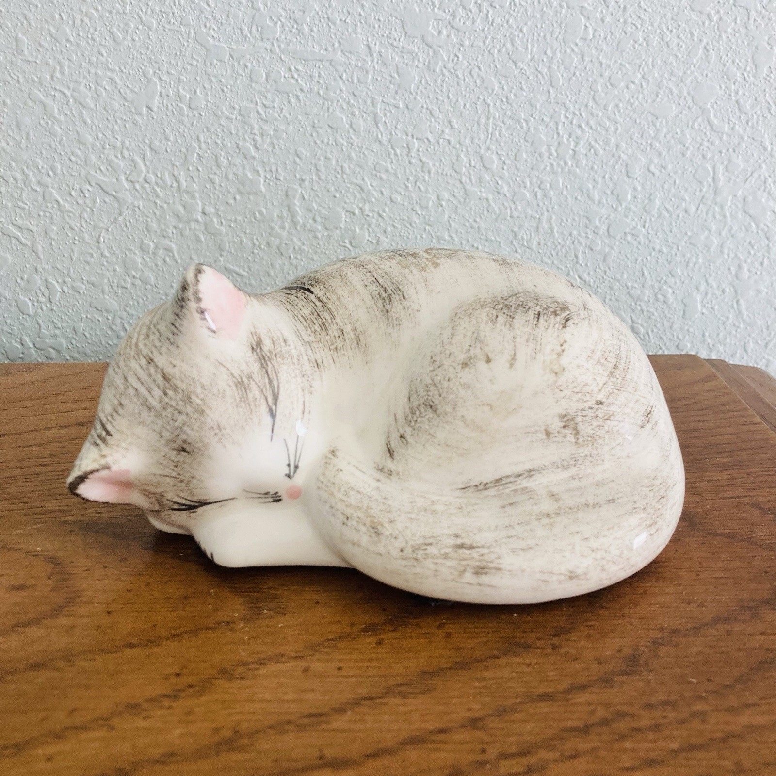 Vintage Enesco 1984 Sleeping Cat Figurine Porcelain Grey White Tabby Kitten 5\