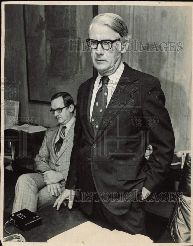 1976 Press Photo Edward Sullivan and Richard Wall at Boston City Hall