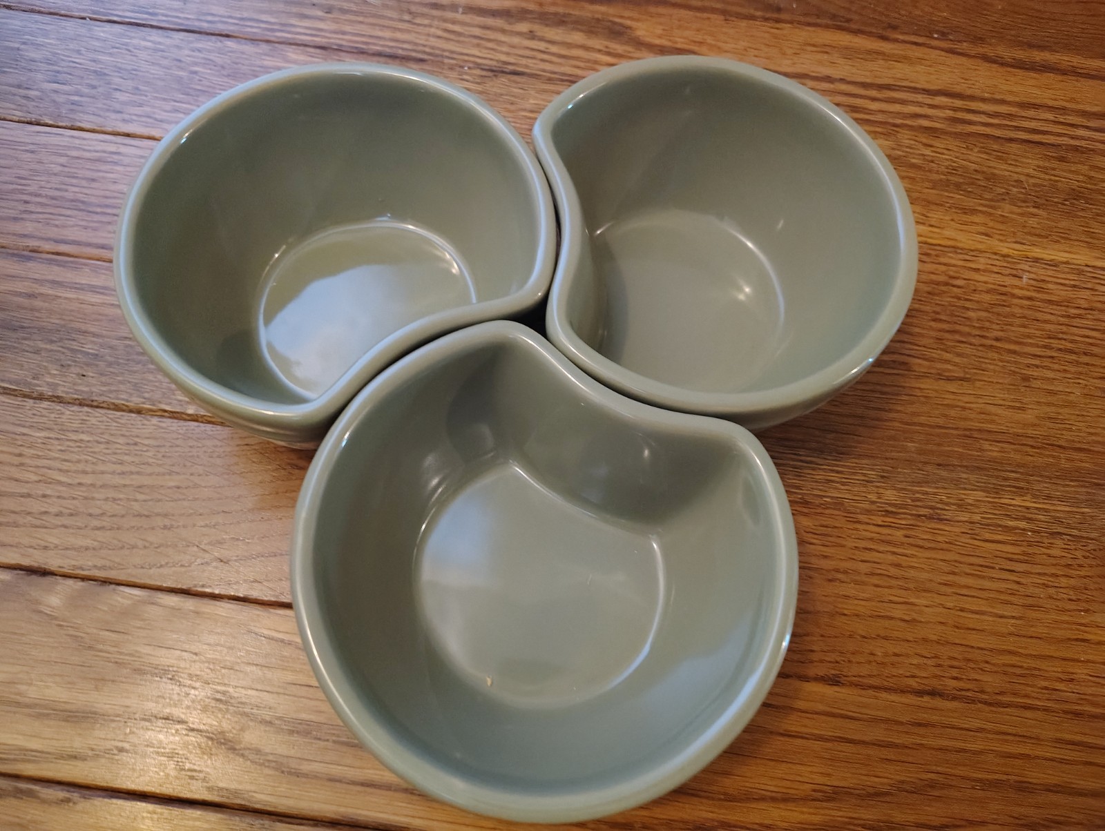 Longaberger Pottery Woven Traditions Interlocking Bowls In Sage Green Set of 3 Longaberger Pottery Woven Traditions Interlocking Bowls In Sage Green Set of 3