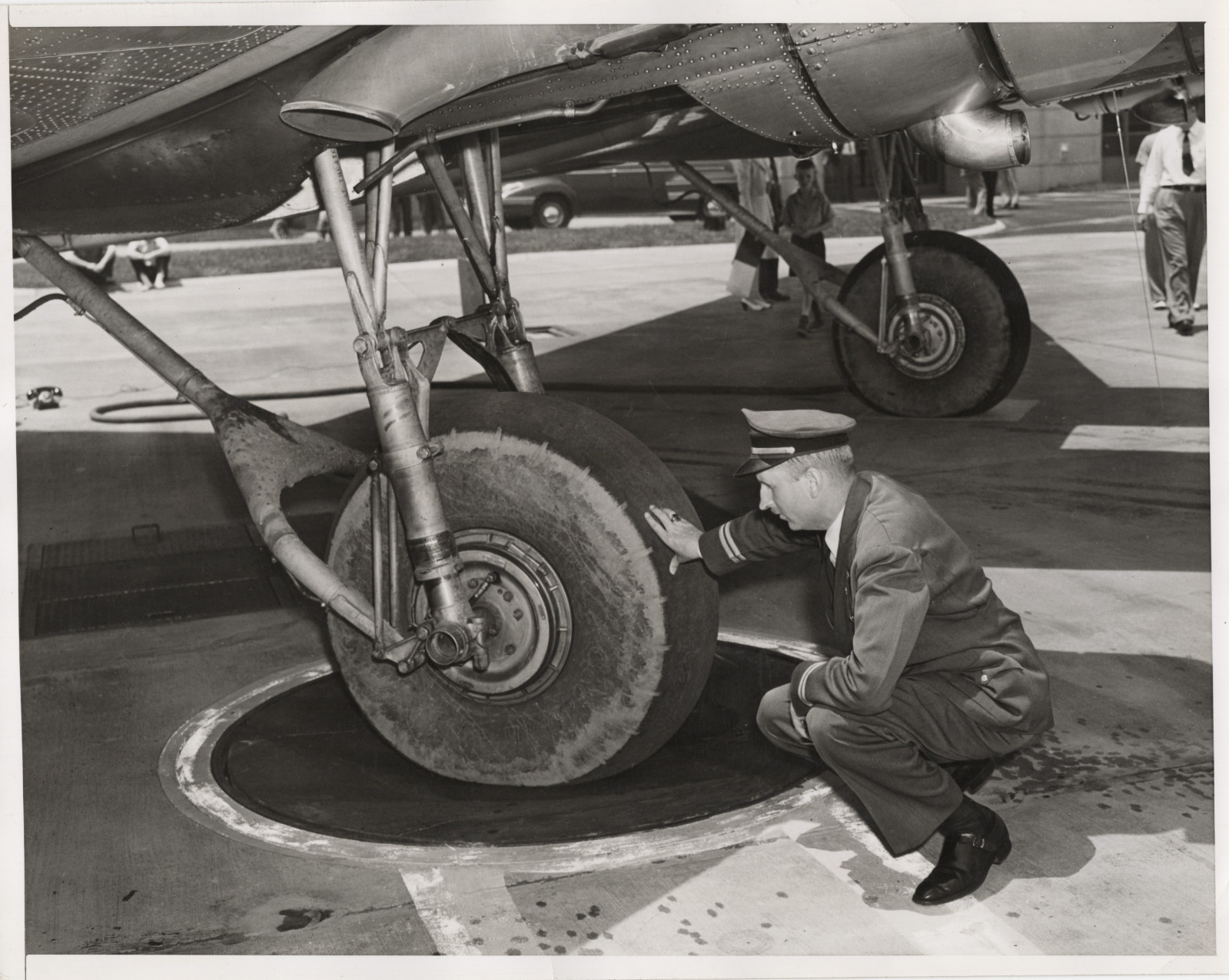 Airliner Ground Turntable - Vintage NEA Wire Photo 7x9 Airliner Ground Turntable - Vintage NEA Wire Photo 7x9