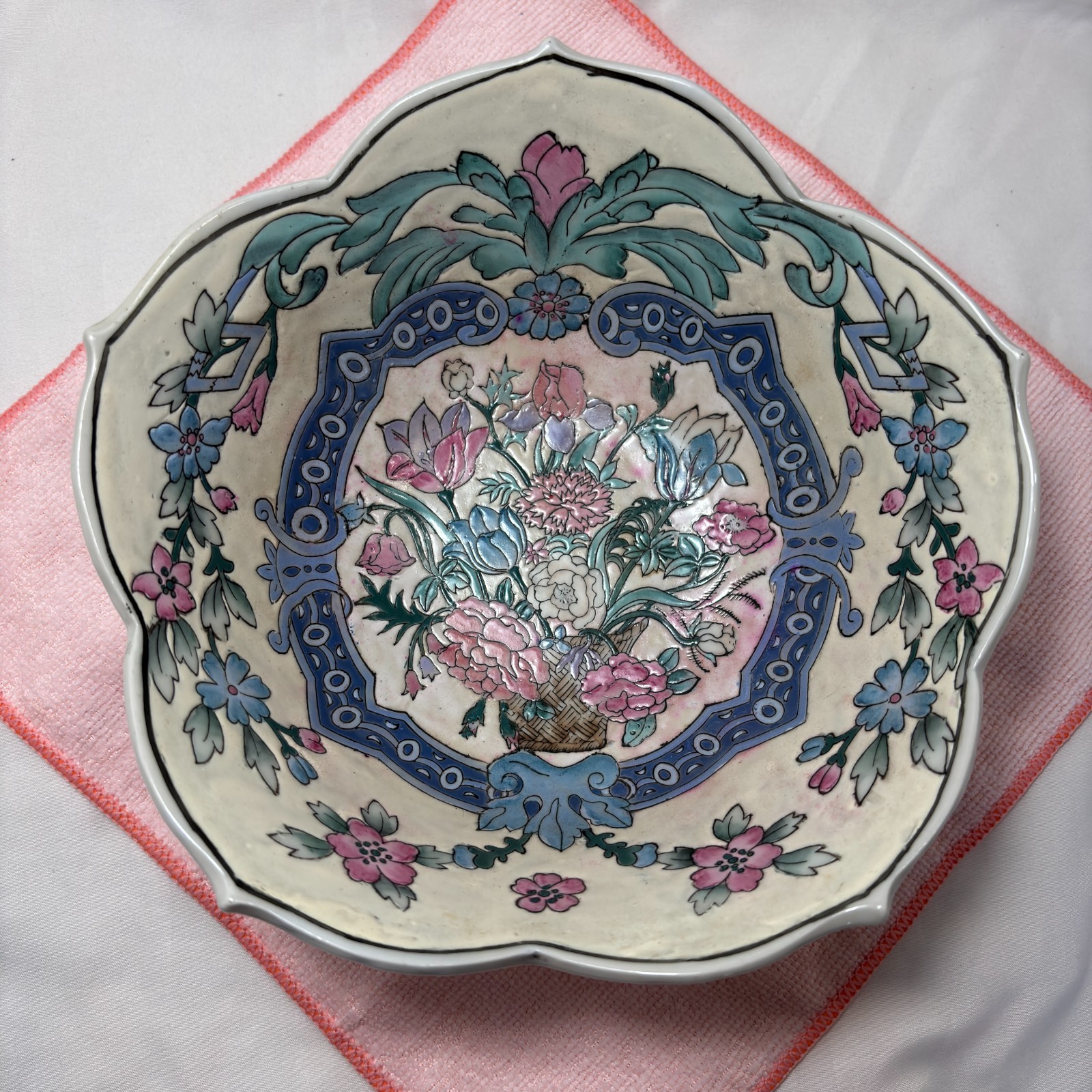 VTG Chinese Famille Rose Porcelain Bowl Lotus Petal Floral 8\