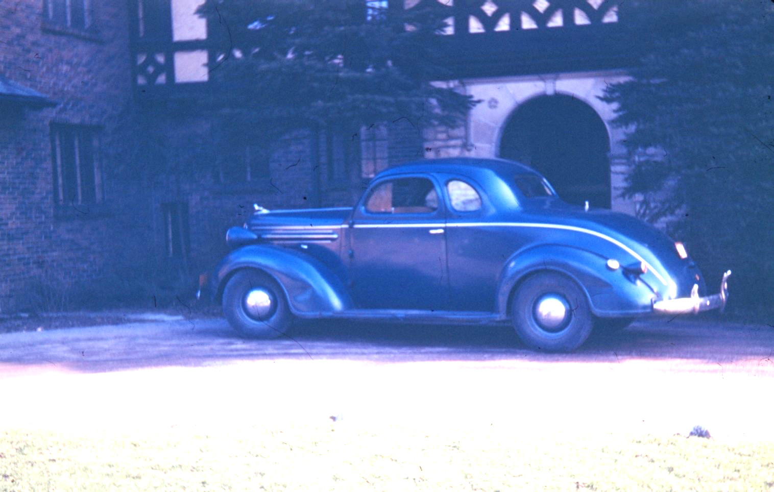 sl45 Original slide 1940’s Red Kodachrome car driveway 518a