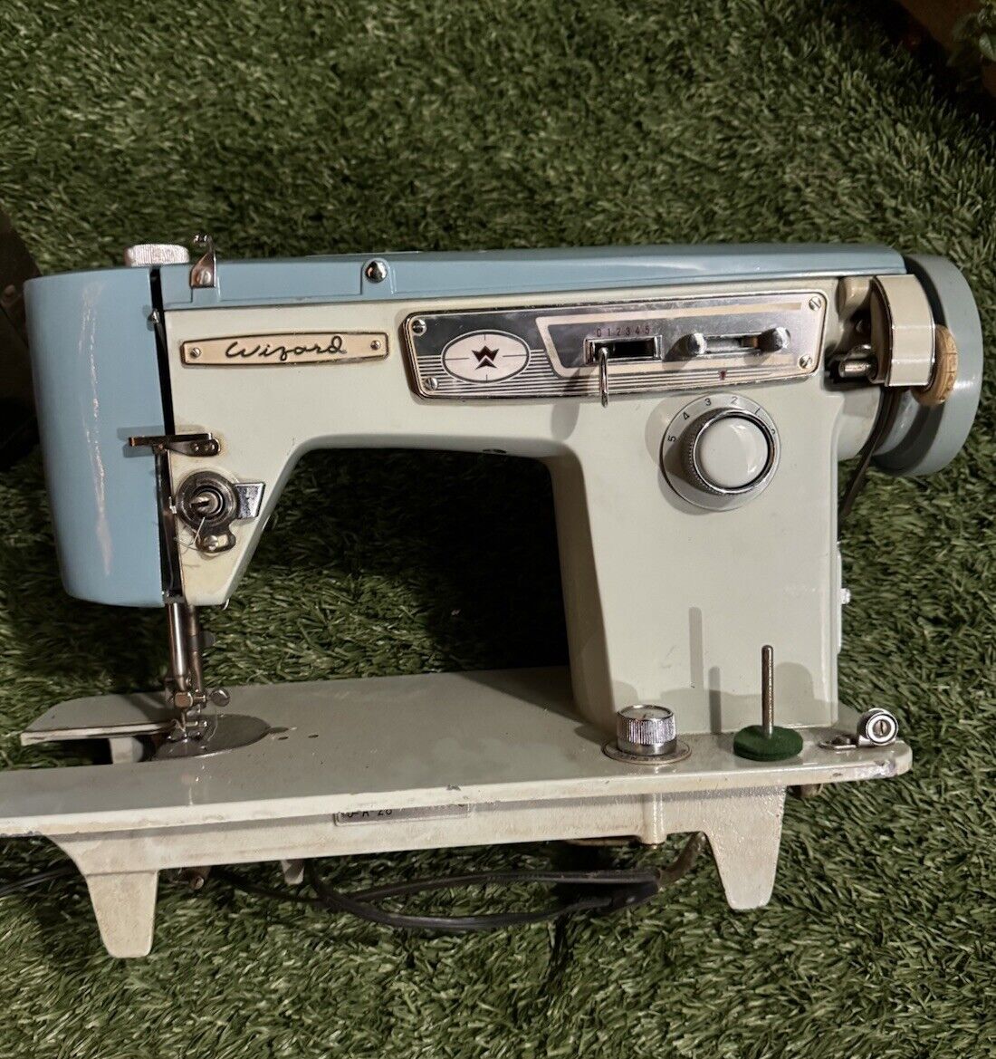 Antique Vintage Brother 115 volts AC-DC 140 Watts 235565 L-RR sewing machine