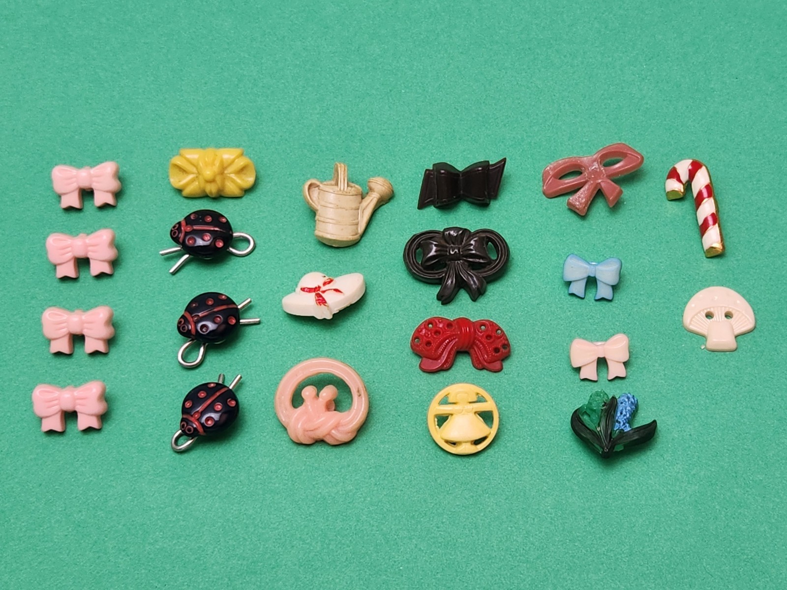Vintage Antique Fun Plastic Button Lot of 21 Pieces Buttons