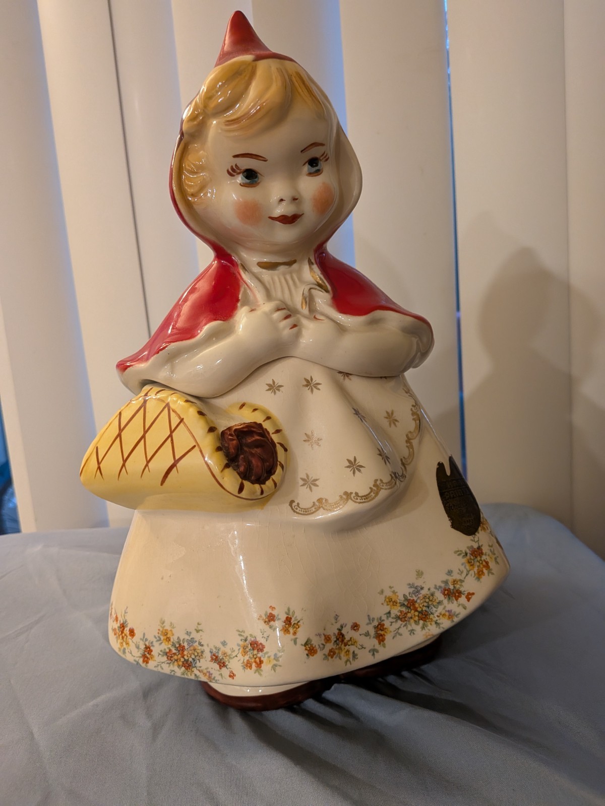 Vintage Hull Pottery Little Red Riding Hood Cookie Jar Lid #967 22 kt gold label Vintage Hull Pottery Little Red Riding Hood Cookie Jar Lid #967 22 kt gold label