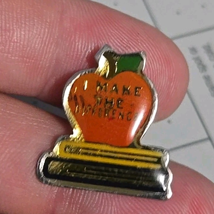 I Make The Difference Teacher Enamel Apple On Books Vintage Pin 80s I Make The Difference Teacher Enamel Apple On Books Vintage Pin 80s