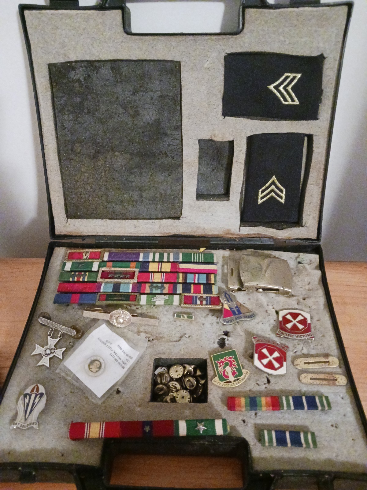 Vintage US Military Insignia Memorabilia Lot Ribbons Badges Pins Display Case