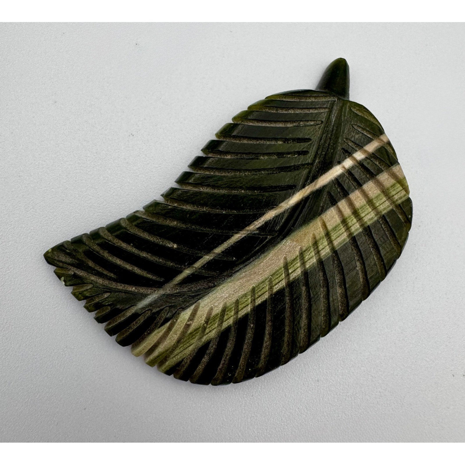 Vintage 1986 Signed Daniel Quam Zuni Hand-Carved Stone Leaf Fetish Native Am Vintage 1986 Signed Daniel Quam Zuni Hand-Carved Stone Leaf Fetish Native Am