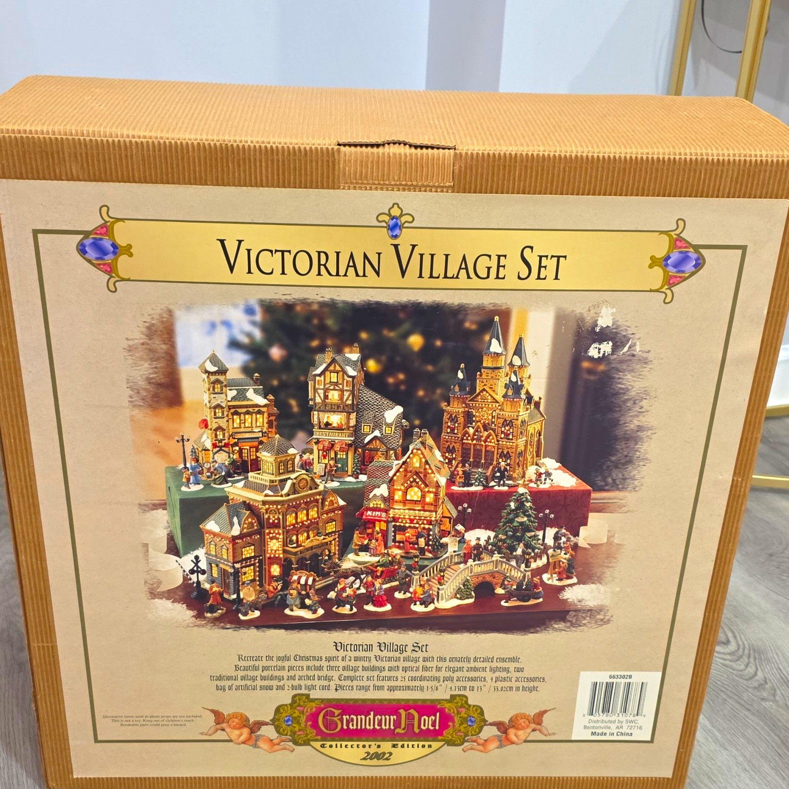 Grandeur Noel Collector\'s Edition Lighted Porcelain Christmas Village Set 2002