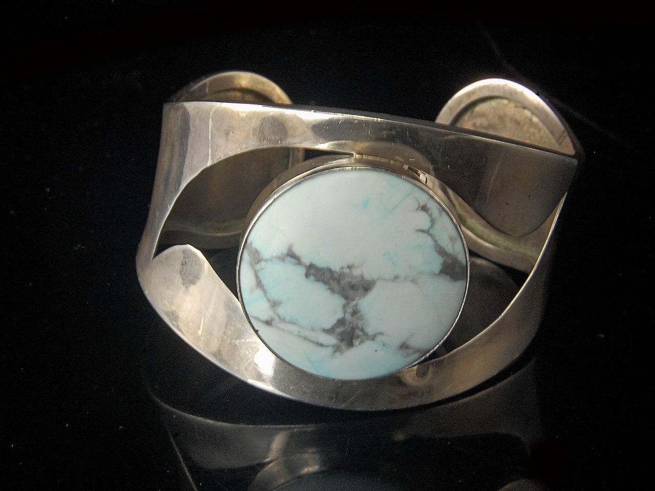 VINTAGE MODERNIST WHITE TURQUOISE 925 STERLING CUFF BRACELET