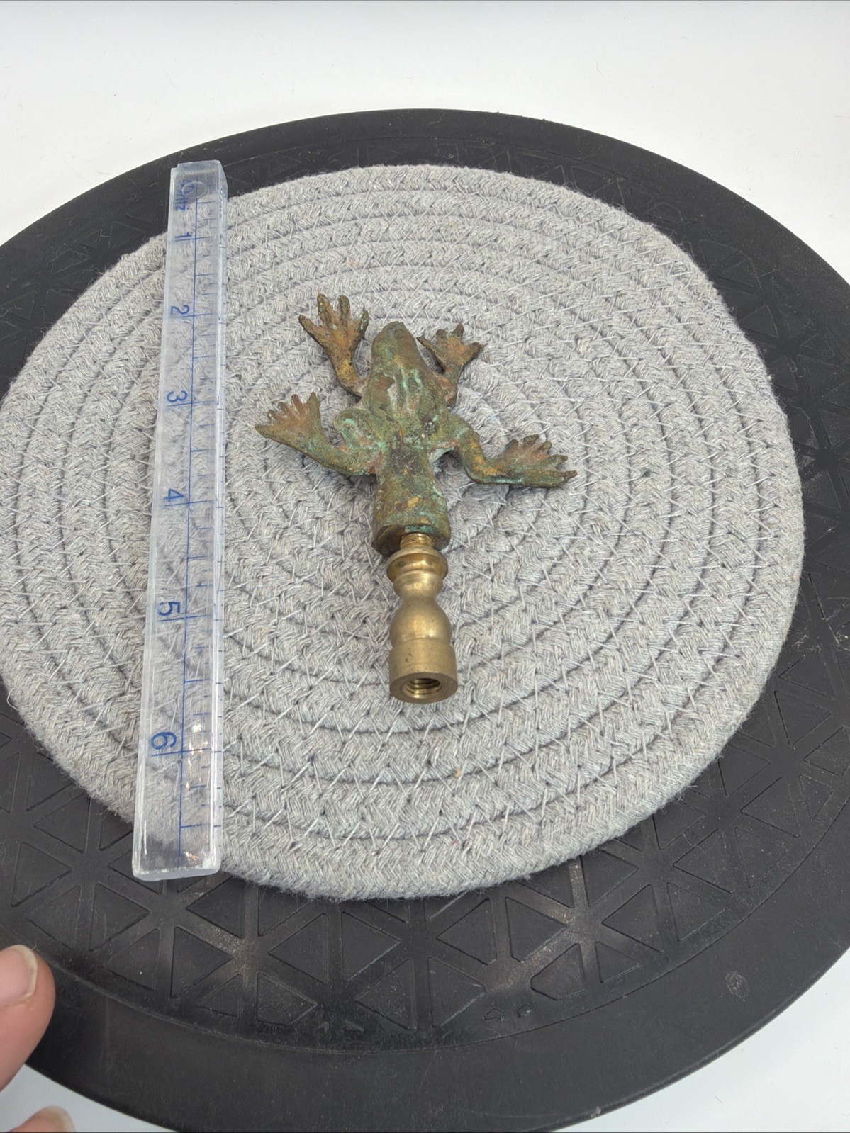 Whimsical retro brass frog lamp finial – detailed little shade topper SH 24