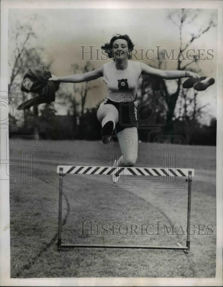 1952 Press Photo Irene Robertson at Bisham Abbey England at track practice 1952 Press Photo Irene Robertson at Bisham Abbey England at track practice