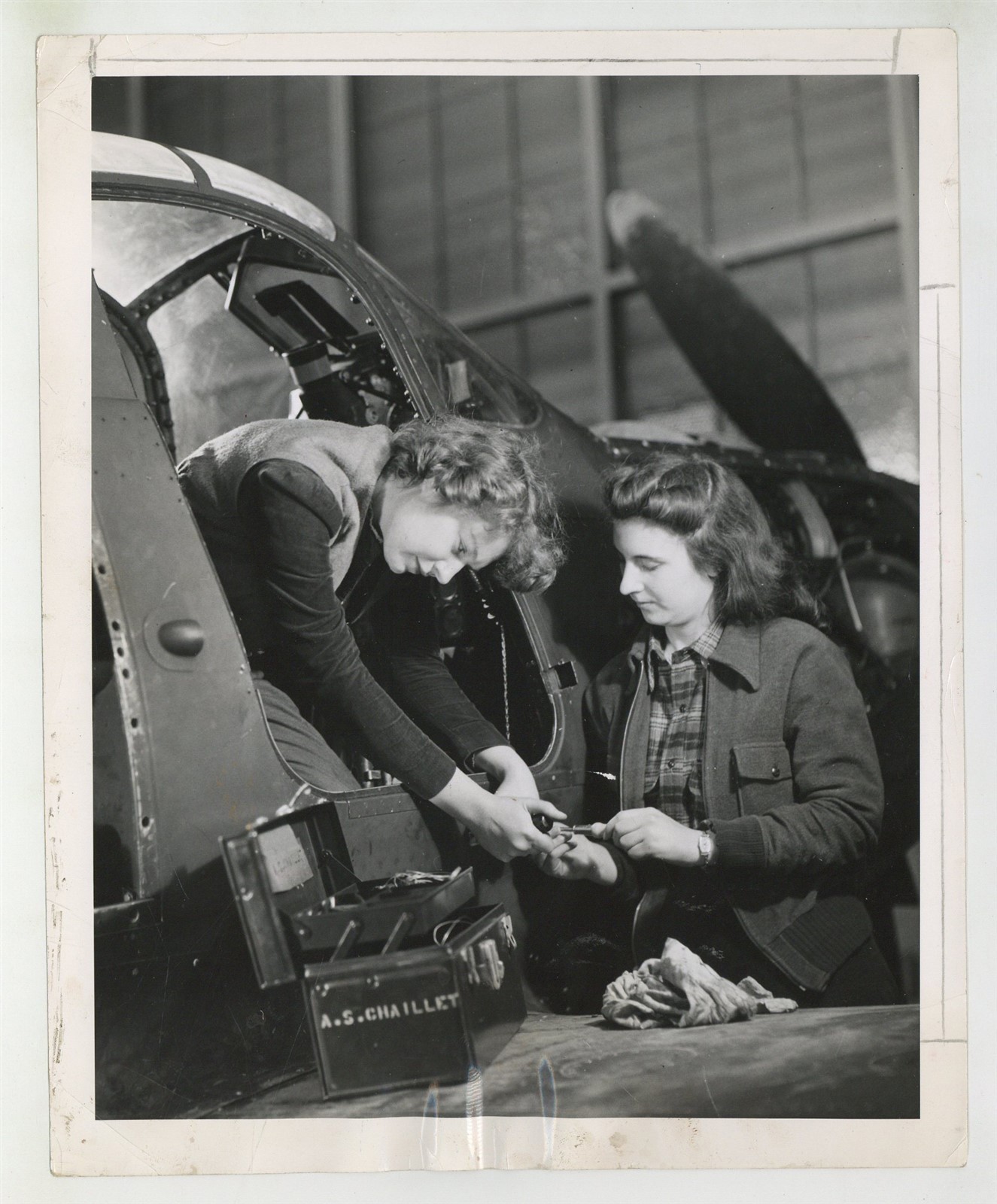 Women Aircraft Mechanic 1943 Female Aviation Pilot Plane WWII Photo J15505 Women Aircraft Mechanic 1943 Female Aviation Pilot Plane WWII Photo J15505