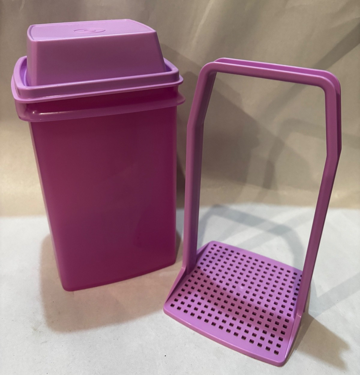 #1560 Tupperware Purple Pick a Deli Container #1560 Tupperware Purple Pick a Deli Container