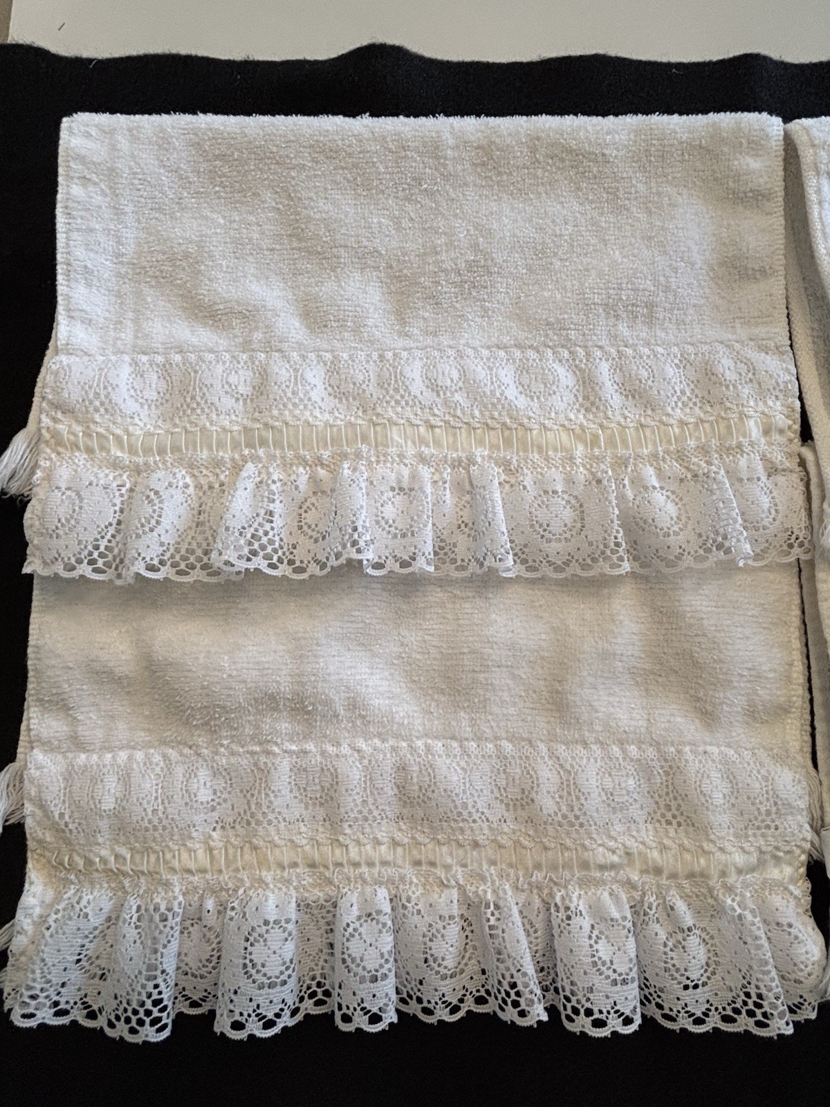 Lot Of 4 Vtg White Laced Hand Towels 1-Trouseau Martex 1-Avanti Brand cotton