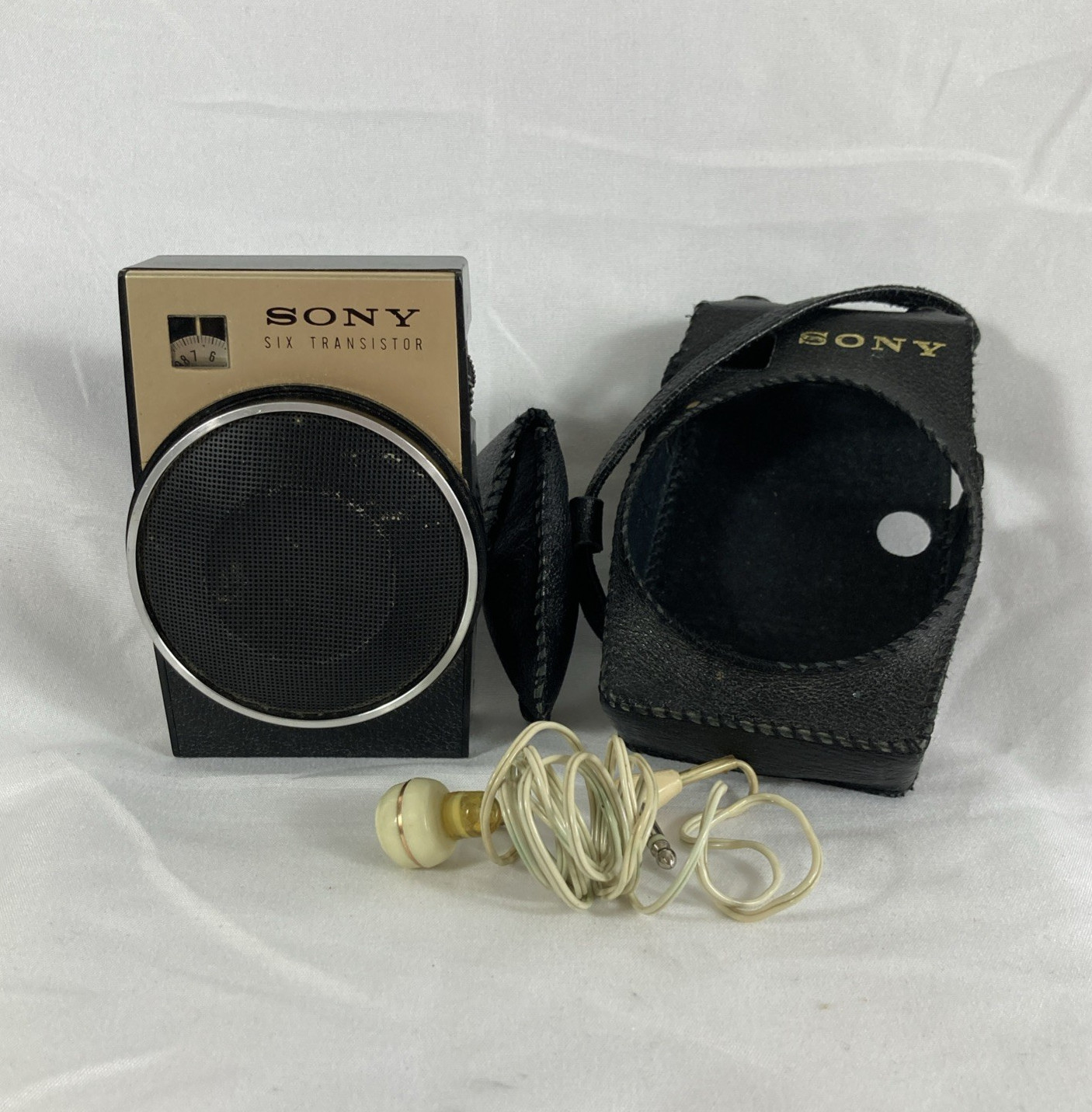 VTG Sony TR-650 6 Transistor Pocket Radio & Black Leather Case & Earpiece WORKS