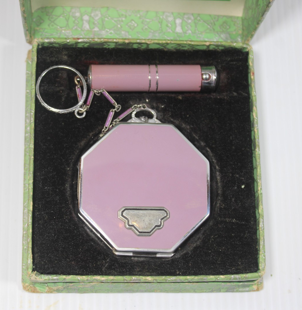Art Deco Elgin American Compact with Lipstick Tube, Chain, & Original Box. As Is Art Deco Elgin American Compact with Lipstick Tube, Chain, & Original Box. As Is