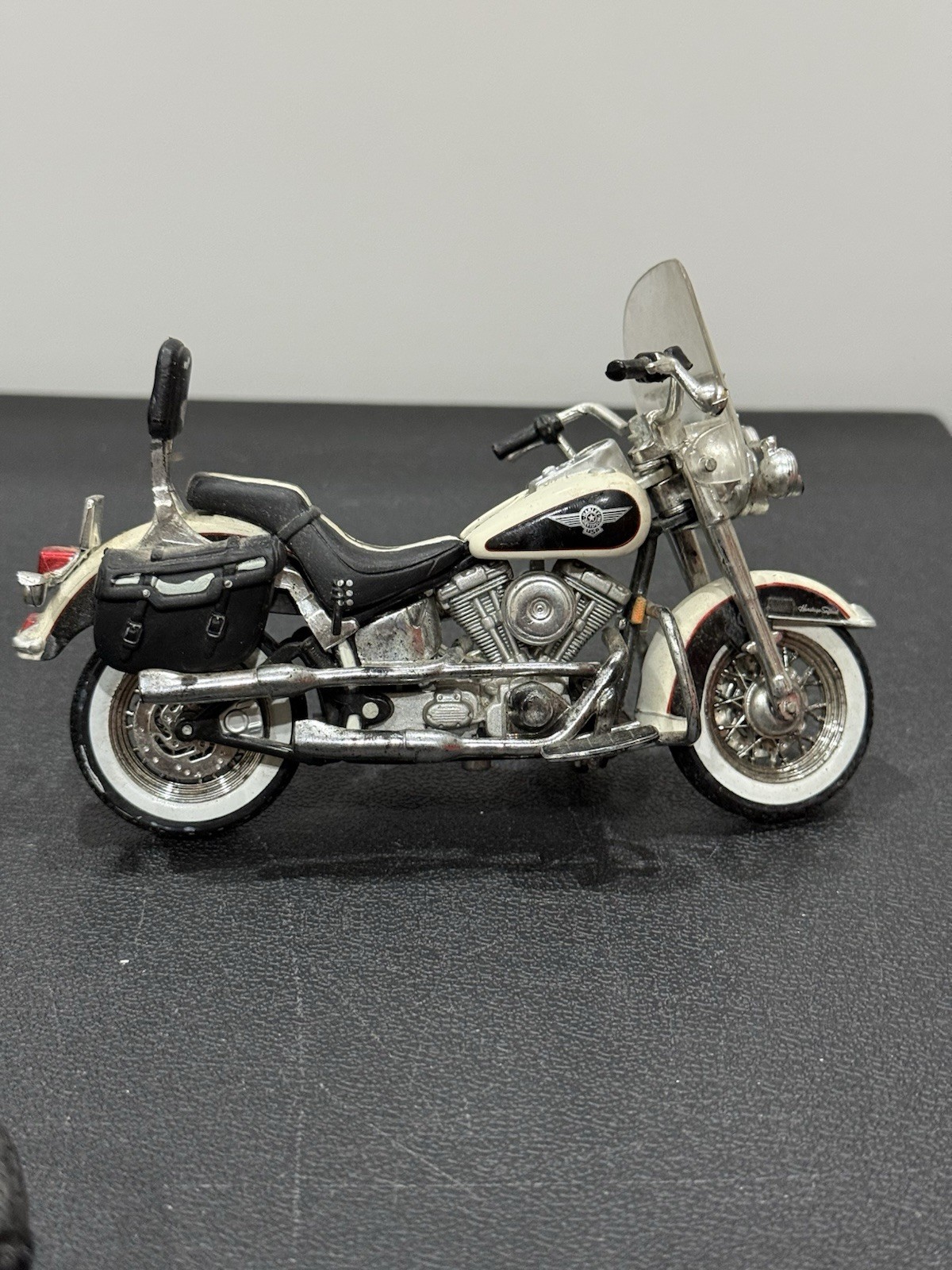 1993 Harley-Davidson FLSTN Heritage Softail – Maisto 1:18 Die-Cast ( (NJL029559) 1993 Harley-Davidson FLSTN Heritage Softail – Maisto 1:18 Die-Cast ( (NJL029559)
