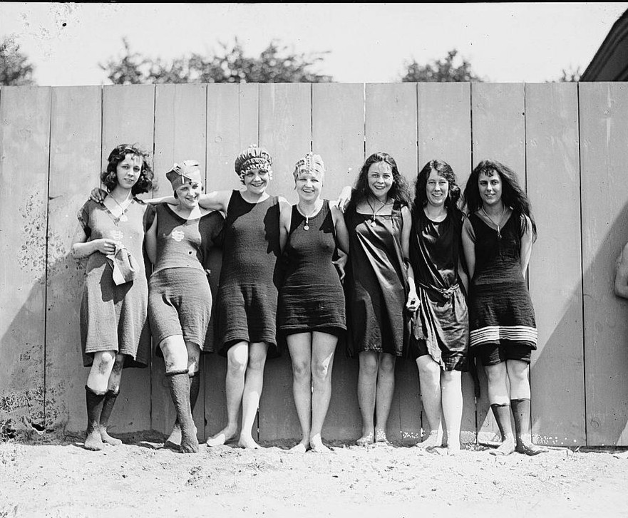 Vintage Black and White Photo 1920 Women Lined Up 10 x 8 Old Photo Reprint A-3 Vintage Black and White Photo 1920 Women Lined Up 10 x 8 Old Photo Reprint A-3
