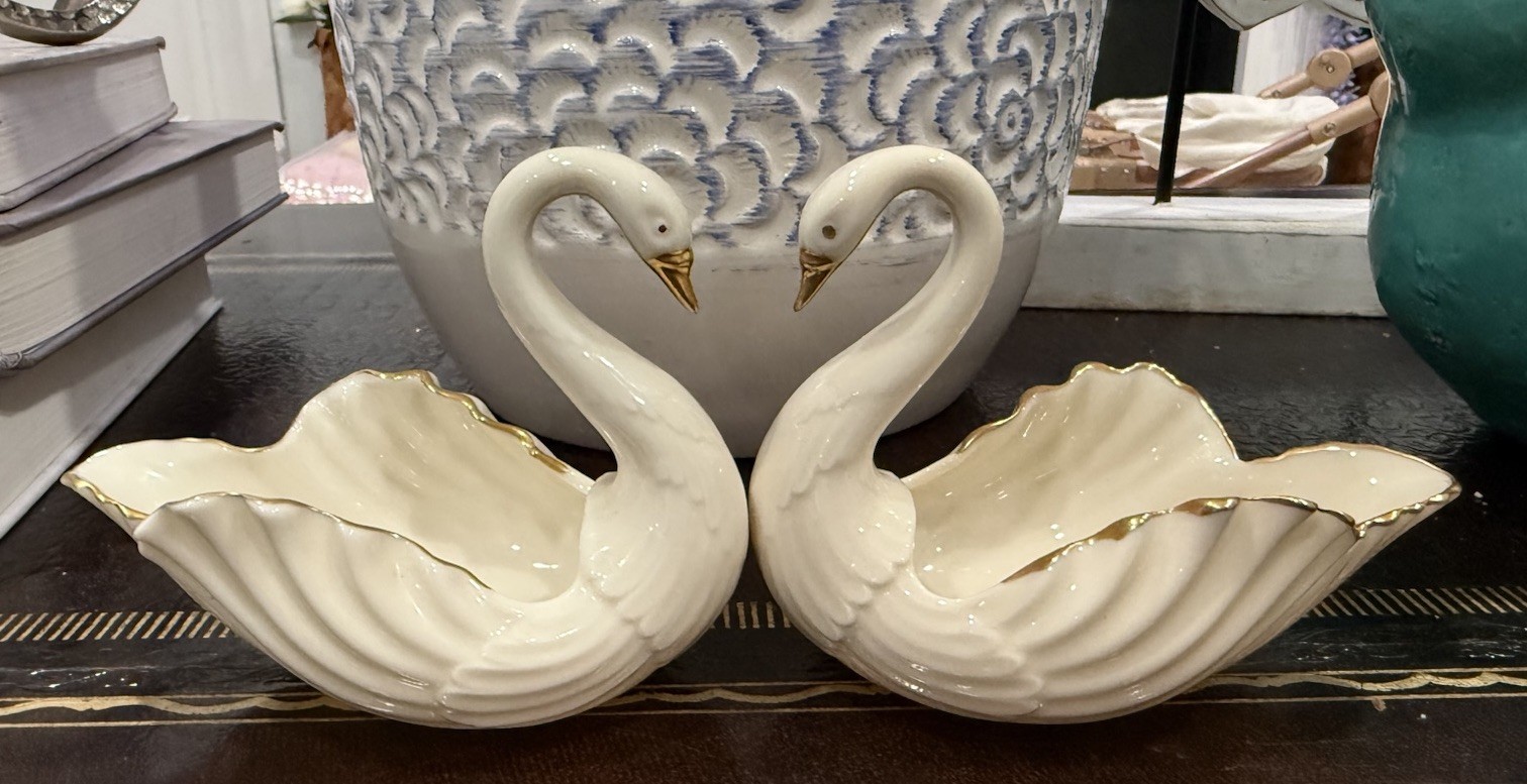 Lenox Porcelain Swan Figurine with 24k Gold Beaks & Trim 5” Pair Lenox Porcelain Swan Figurine with 24k Gold Beaks & Trim 5” Pair