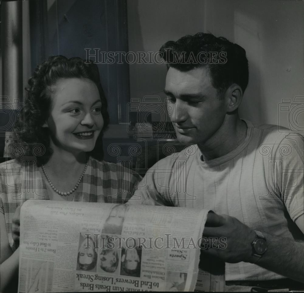 1947 Press Photo Al Dark And Wife Read That He Was Elected Rookie Of The Year 1947 Press Photo Al Dark And Wife Read That He Was Elected Rookie Of The Year