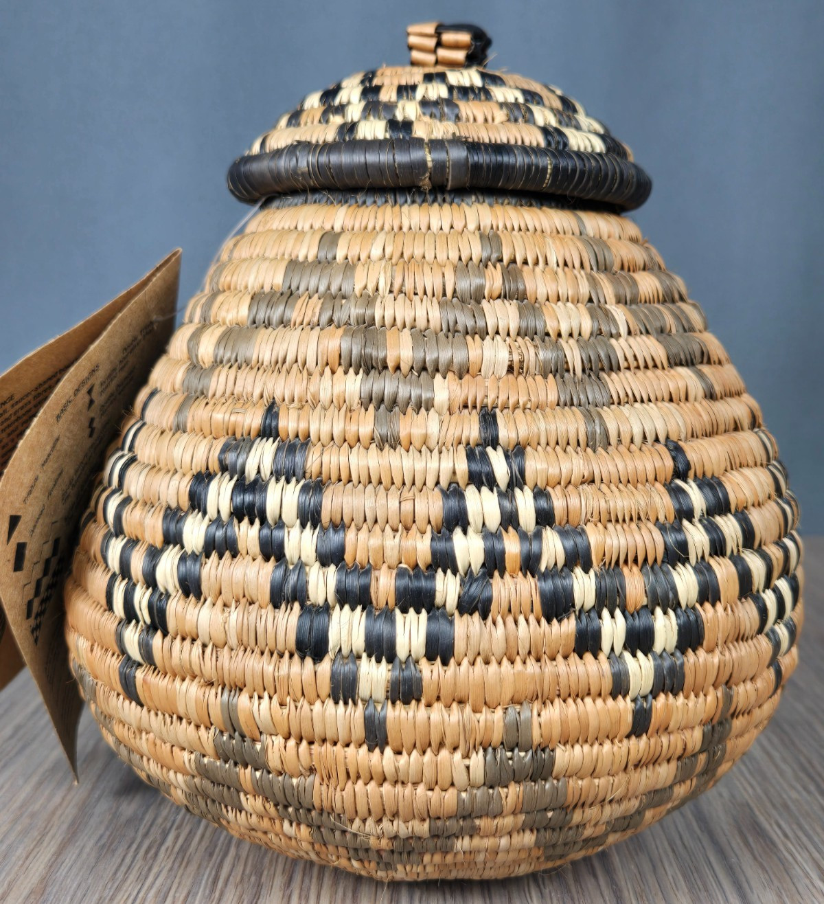 Traditional Zulu lidded Basket by Mavis Neube, w tag Isichumo style 8\
